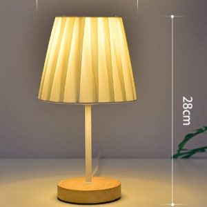 מנורת שולחן אהיל משולש